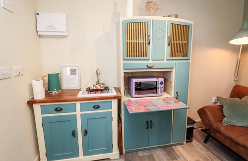 Holmfirth Casa | THE SHEARER'S HUT, romantic, with a garden in Holme, West Yorkshire