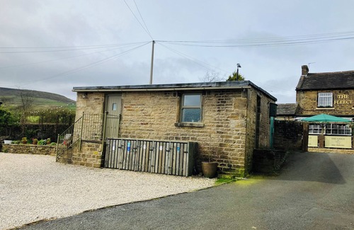 Holmfirth Casa | THE SHEARER'S HUT, romantic, with a garden in Holme, West Yorkshire