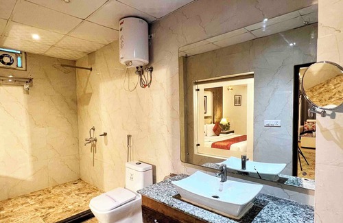 Mahipalpur Extension Hotel | The Shoba Estate Gold