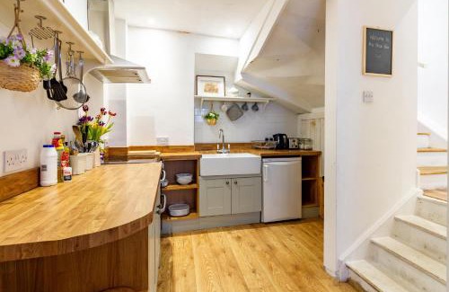 Malmesbury Casa | The Shoe Box cottage with allocated parking