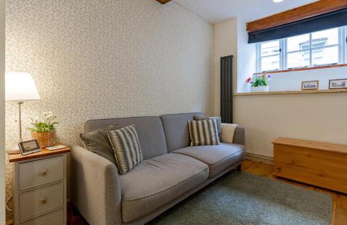 Malmesbury Casa | The Shoe Box cottage with allocated parking
