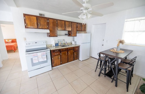 Melinda Cook Cabaña | The Shores Beach Cottage - a Short Walk from the Sand - Daytona Beach Shores