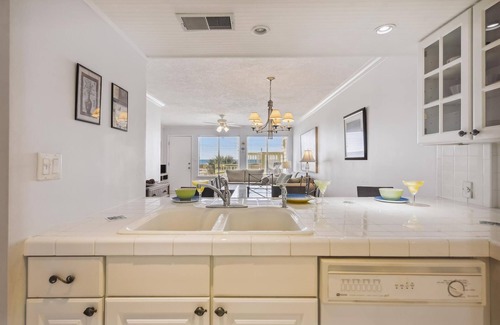 Sunnyside Condominio | The Shores by Book That Condo