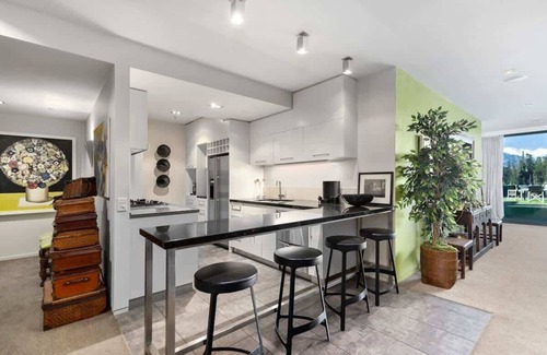 Queenstown Apartamento | Sun-splashed outdoor living on Queenstown’s largest private scenic balcony
