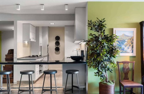 Queenstown Apartamento | Sun-splashed outdoor living on Queenstown’s largest private scenic balcony