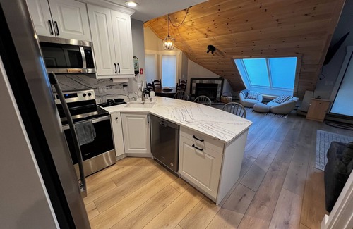 West Dover Condominio | The Shred Chalet, Walk to Lifts and Ski-in!