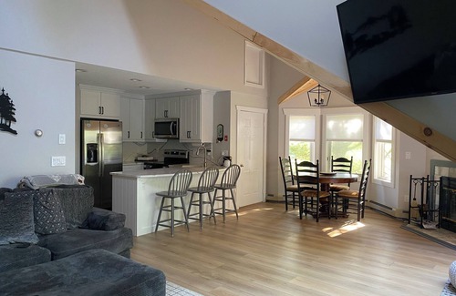 West Dover Condominio | The Shred Chalet, Walk to Lifts and Ski-in!