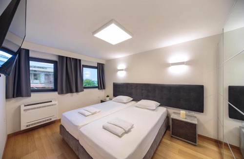 Kato Galatas Casa | The Siada Beachside Maisonette