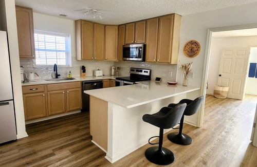 Saint Simons Island Apartamento | The Sidney Suite - Central Island light, bright 1 BD with Cal King