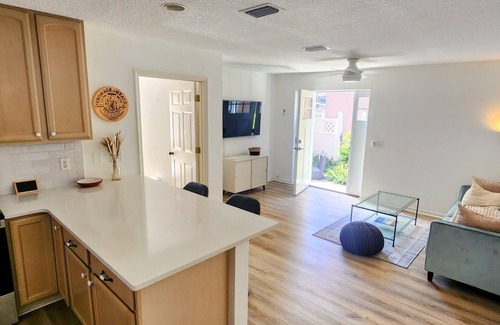 Saint Simons Island Apartamento | The Sidney Suite - Central Island light, bright 1 BD with Cal King
