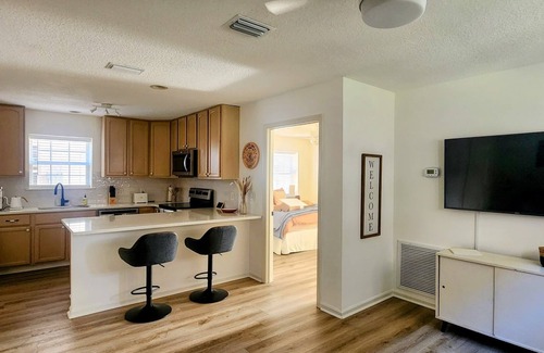Saint Simons Island Apartamento | The Sidney Suite - Central Island light, bright 1 BD with Cal King