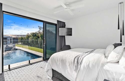 Mulwala Casa | The Sinatra Holiday House in Mulwala - 10 individual beds