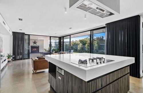 Mulwala Casa | The Sinatra Holiday House in Mulwala - 10 individual beds