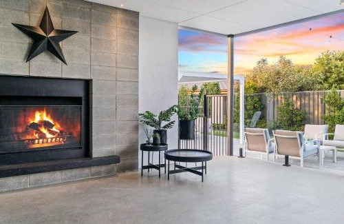 Mulwala Casa | The Sinatra Holiday House in Mulwala - 10 individual beds
