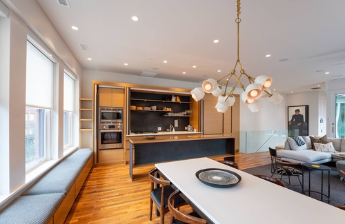 Downtown Asheville Apartamento | The Sinclair: 301: Modern Urban Luxe: una nueva residencia contemporánea de calidad