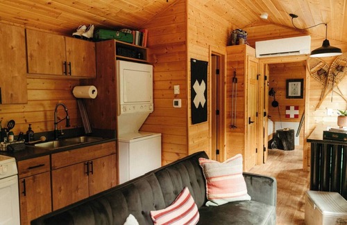 Lakeside Apartamento | The SKI HAUS: A Montana Tiny Cabin Forest Retreat