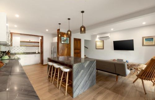 Coco Sunset Hills Casa | The Sky Deck Condo 2bed25bath