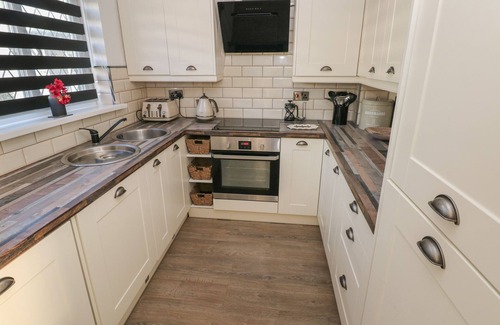St. Florence Cabaña | THE SMITHY, pet friendly, with pool in St Florence