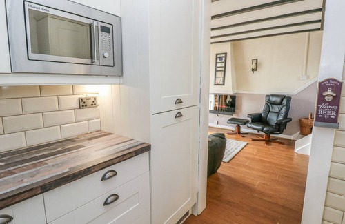 St. Florence Cabaña | THE SMITHY, pet friendly, with pool in St Florence