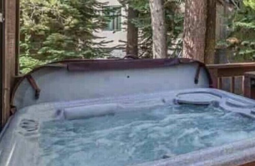 Serene Lakes Cabina | The Snowed Inn at Serene Lakes. Upscale with Hot Tub and Garage Parking!