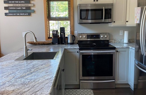 Hemlock Valley Casa | The Snowshoe House - 3 bed 2 bath cabin + hot tub