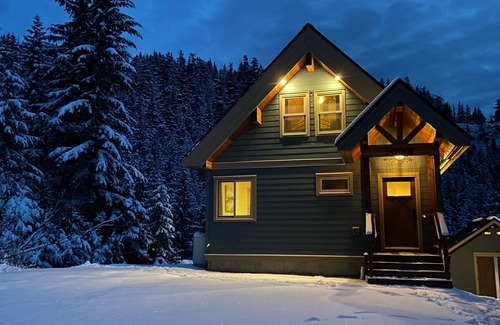 Hemlock Valley Casa | The Snowshoe House - 3 bed 2 bath cabin + hot tub