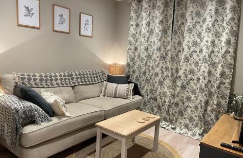 Whaddon Casa | The Snug - cosy cottage in a great location