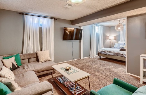Twin Lakes Apartamento | The Snug | Pool Table & Queen Bed | Great Location