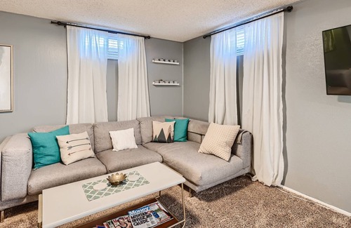 Twin Lakes Apartamento | The Snug | Pool Table & Queen Bed | Great Location