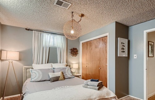 Twin Lakes Apartamento | The Snug | Pool Table & Queen Bed | Great Location