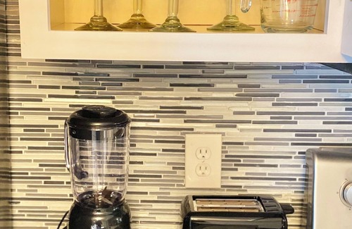 Courier City - Oscawana Casa | The Soho Experience Cozy, Chic Townhome w/private Courtyard, Walk to Everything!