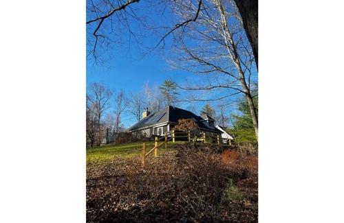 Mount Marion Casa | The Solarium: Woodstock Retreat w/Hot tub+Stream!