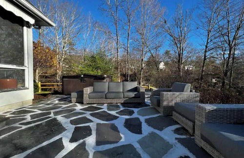 Mount Marion Casa | The Solarium: Woodstock Retreat w/Hot tub+Stream!