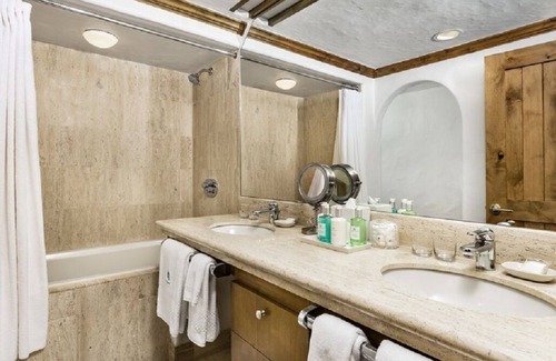 Vail Complejo | The Sonnenalp King Room in the heart of Vail Village - pool, spa, walk to ski!