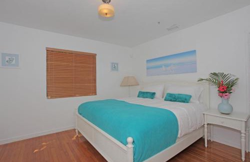 West Avenue Casa | The South Beach Party House - Large Groups - Walk to Everything!