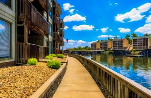 Village of Four Seasons Apartamento | The Southwood Splash