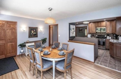 Minnetonka Casa | The Spacious Minnetonka 5BR Retreat Cable Lux Life