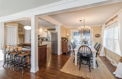 Urbandale Casa | The Sparks House: 4 Bedroom Spacious Retreat!