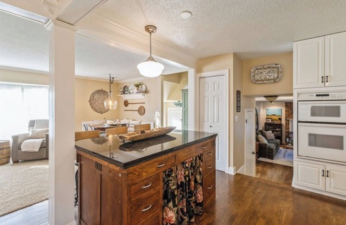 Urbandale Casa | The Sparks House: 4 Bedroom Spacious Retreat!