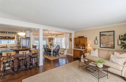 Urbandale Casa | The Sparks House: 4 Bedroom Spacious Retreat!