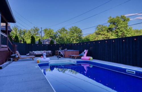 Gatlinburg - Pigeon Forge Casa | The Sparrow - 6BR Cabin - Heated Pool, Hot Tub & Theater