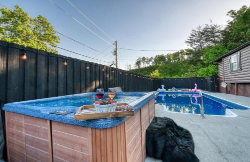 Gatlinburg - Pigeon Forge Casa | The Sparrow - 6BR Cabin - Heated Pool, Hot Tub & Theater