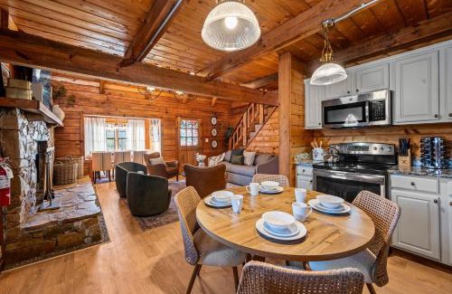 Gatlinburg - Pigeon Forge Casa | The Sparrow - 6BR Cabin - Heated Pool, Hot Tub & Theater