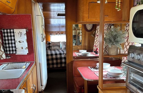 Tellico Plains Complejo | The Spartan Village - 1953 Royal Spartanette #1 A Retro Travel Coach Resort