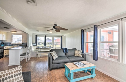 Surfside Beach Casa | 'The Spicy Crab' Freeport Home w/ Beach-View Deck!