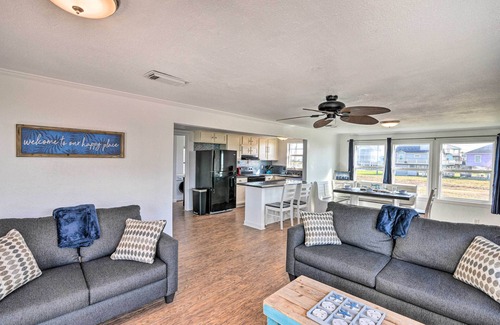 Surfside Beach Casa | 'The Spicy Crab' Freeport Home w/ Beach-View Deck!