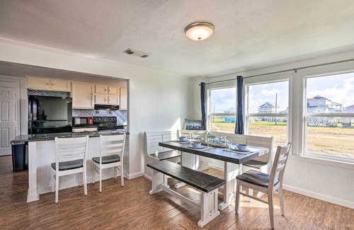 Surfside Beach Casa | 'The Spicy Crab' Freeport Home w/ Beach-View Deck!