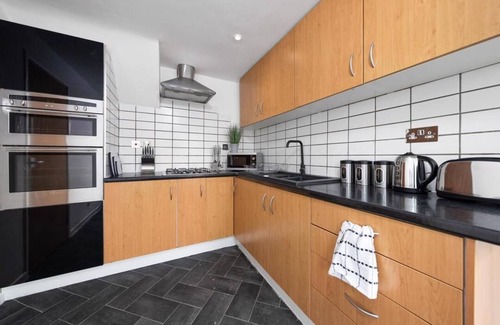 Wolverhampton Casa | The Spinney - 4 Bedroom House in Wolverhampton, Sleeps 8