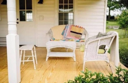 Singers Glen Casa | The spring house at Thistle Hollow
