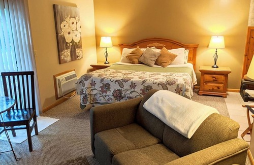 Prudenville Cama Y Desayuno | The Springbrook Inn - Forrest View Room (Hot Tub)